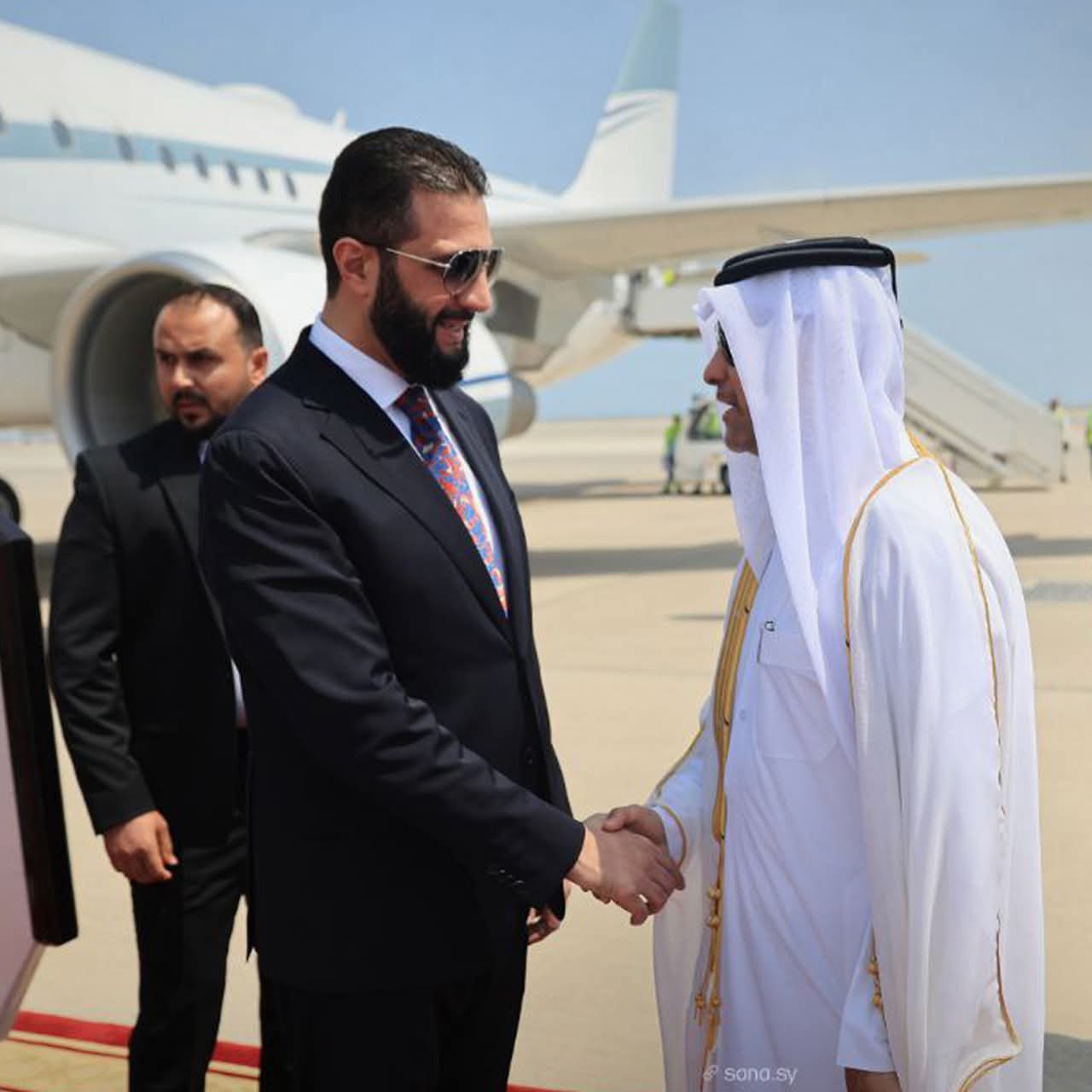 الرئيس الشرع يصل إلى مطار حمد الدولي في العاصمة القطرية الدوحة للمشاركة بالقمة العربية الإسلامية الطارئة
