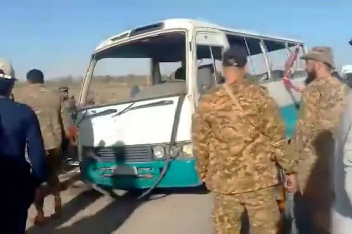 قتلى وجرحى باستهداف حراس منشأة نفطية حافلة تقلهم بريف دير الزور