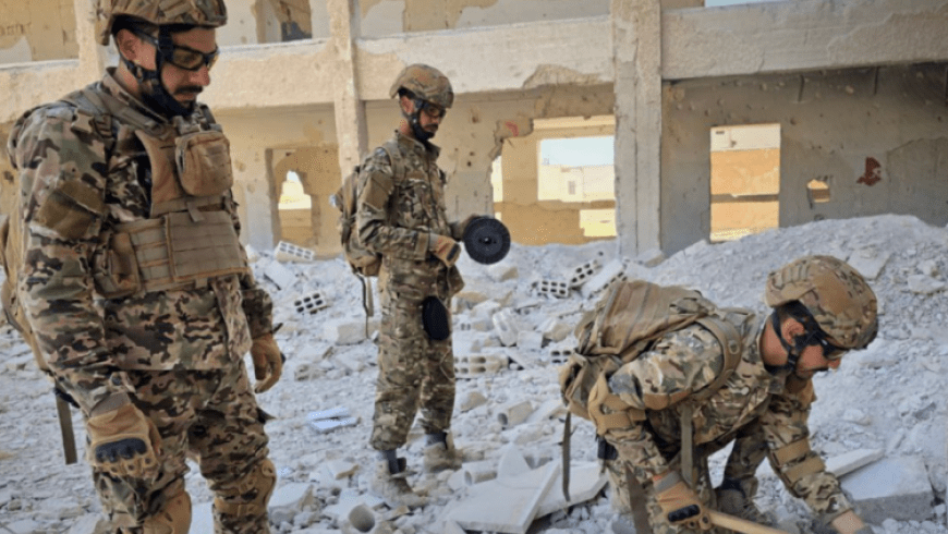 إصابة 3 عناصر من الجيش السوري خلال تفكيكهم ألغام في حمص وحماة