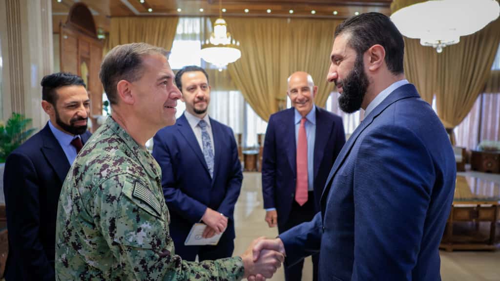 الرئيس الشرع يلتقي المبعوث الأميركي توماس باراك وقائد القيادة المركزية الأميركية في دمشق