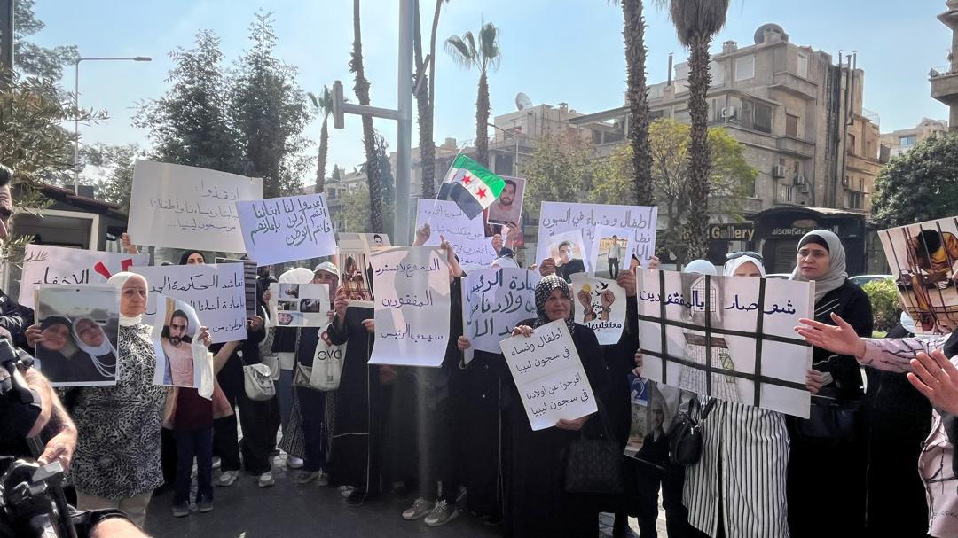 أهالي المعتقلين السوريين في ليبيا يعتصمون أمام السفارة الليبية بدمشق للمطالبة بالكشف عن مصير أبنائهم