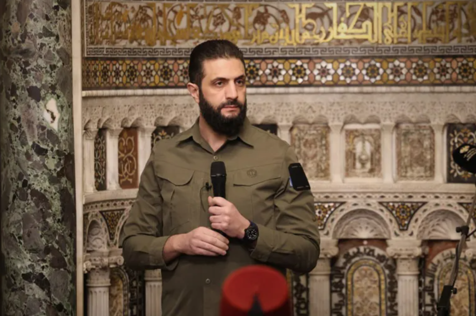 بالزي العسكري.. الشرع يشارك السوريين في احتفالات الذكرى الأولى لـ”التحرير”