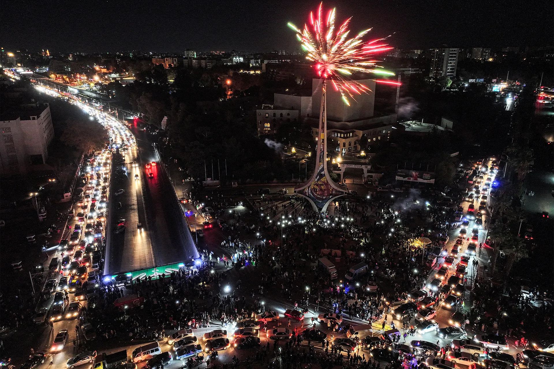 السوريون يملأون الساحات احتفالا بالذكرى الأولى لانتصار الثورة