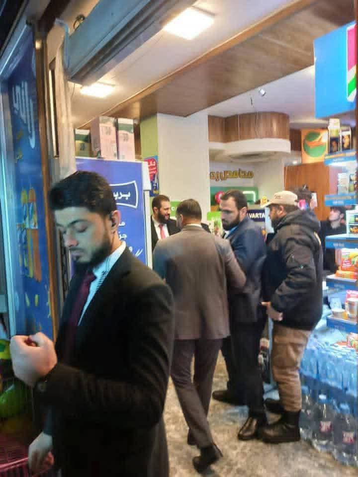 الرئيس الشرع يتجول في منطقة المزة وسط دمشق بعد شائعات عن اغتياله