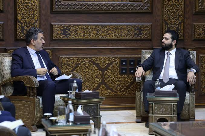 وزارة الداخلية تبحث مع وفد من الصليب الأحمر تعزيز التعاون في ملف المفقودين وإدارة السجون