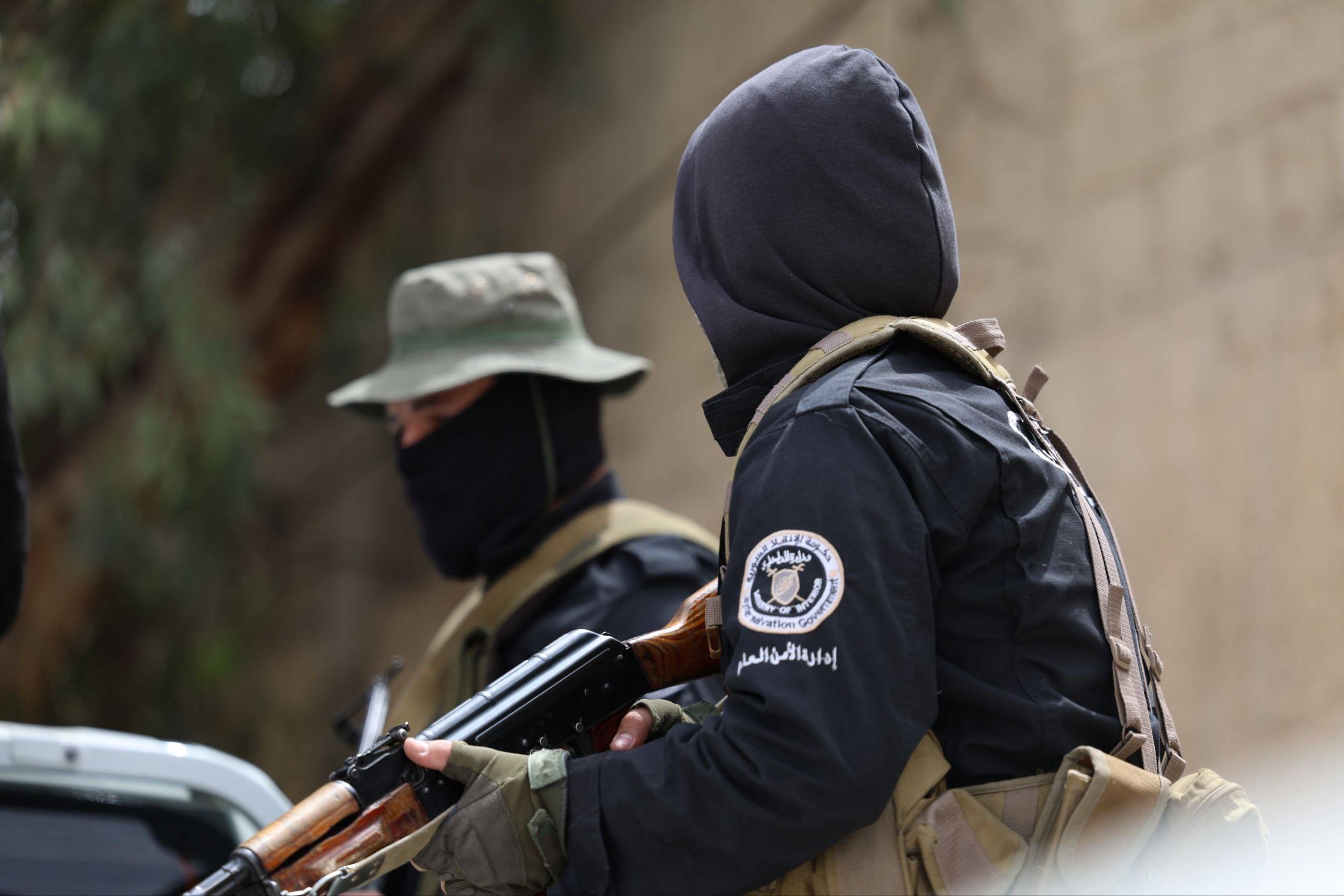 الأمن الداخلي في الرقة ينفذ حملة  مداهمات واعتقالات تستهدف مشتبه بهم بالانتماء لتنظيم داعش