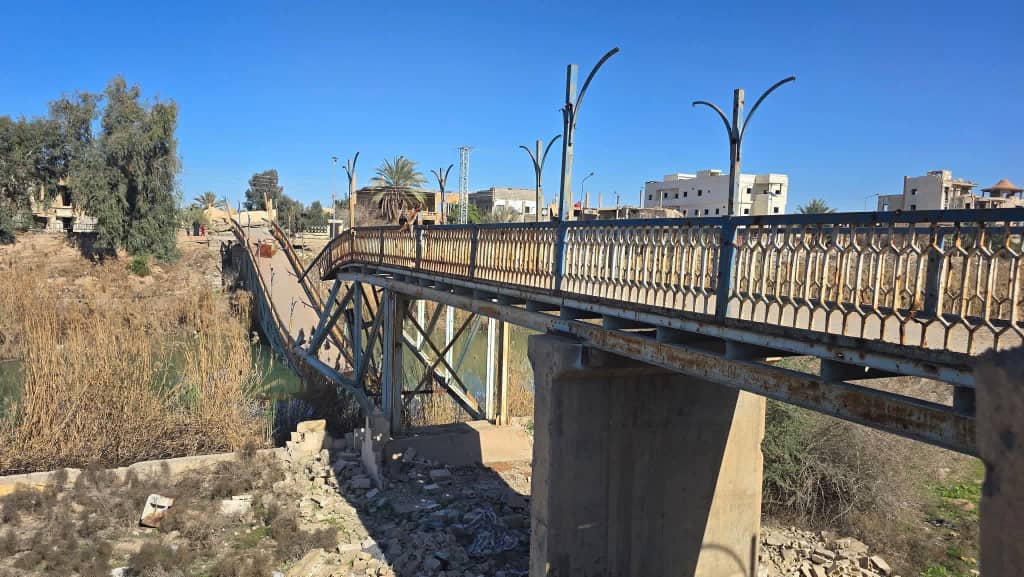 انهيار جسر الدرة في حي الحويقة بدير الزور ووقوع إصابات بين المدنيين