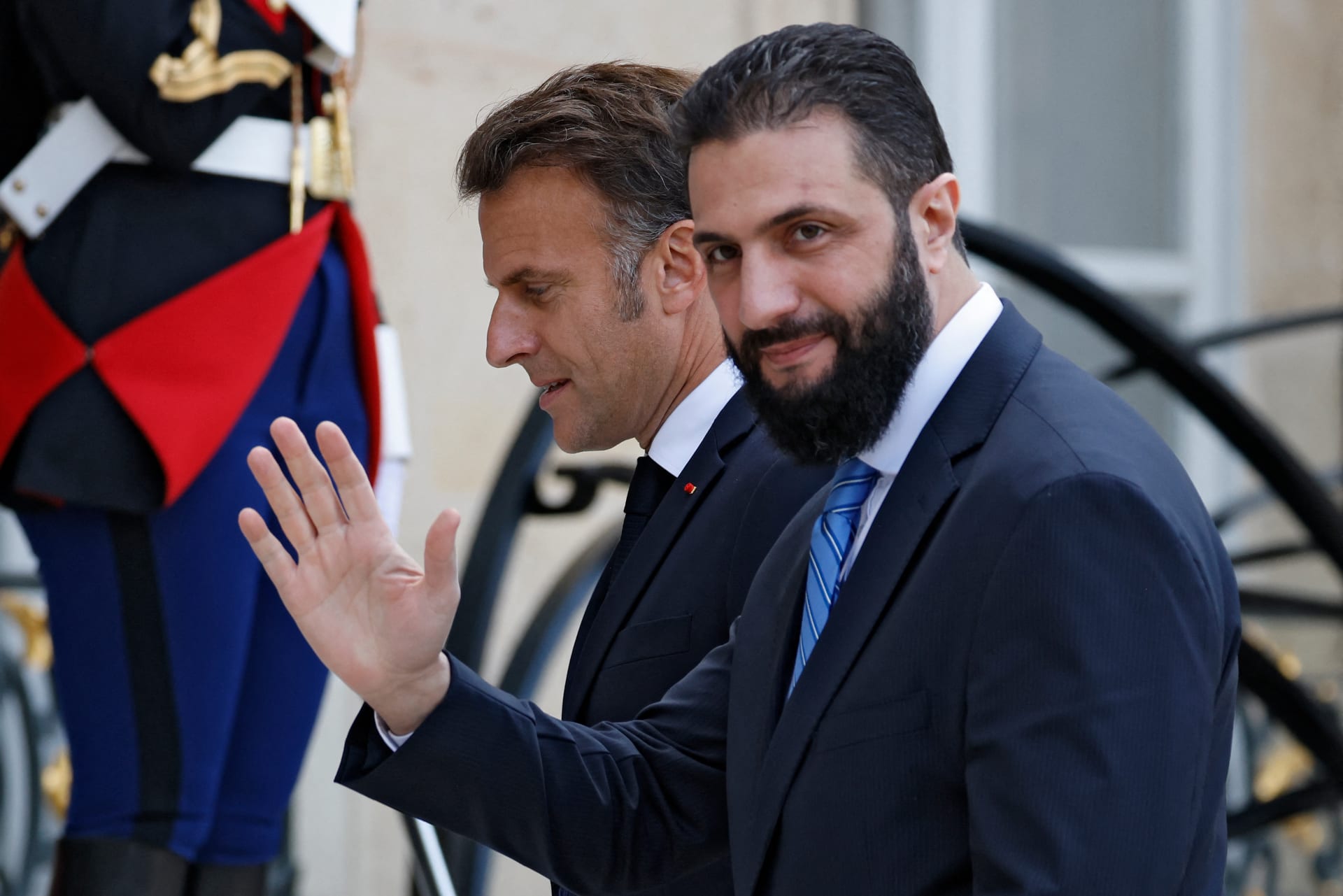الرئيس السوري أحمد الشرع يبحث مع ماكرون الاتفاق مع “قسد” ودعم وحدة سوريا