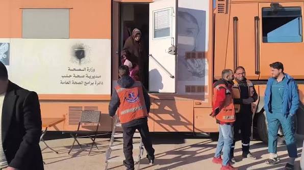 عيادات متنقلة مجانية في المناطق المتضررة من حلب وريفها وحلول إسعافية للأهالي