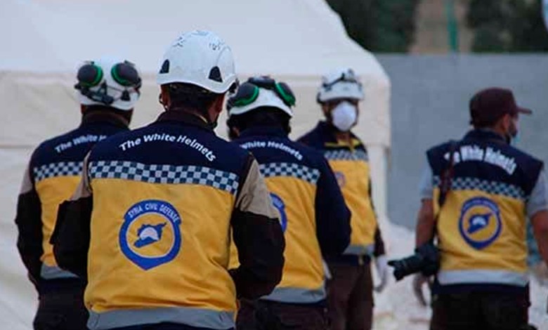 صعوبات تواجهها فرق الدفاع المدني لاستخراج عالقين في حفرة في جبلة