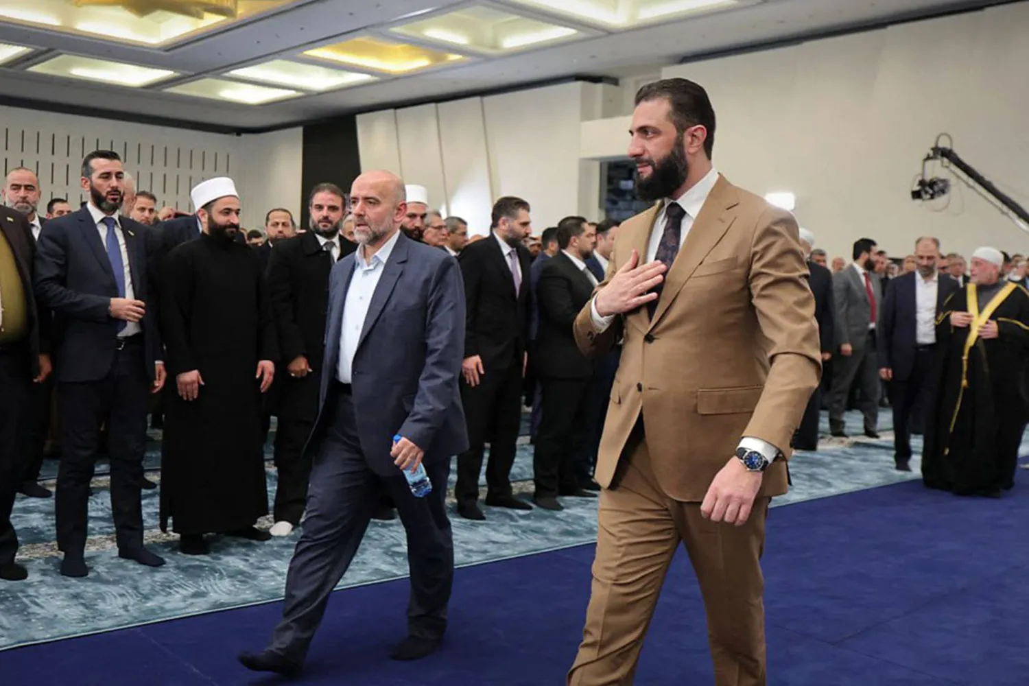 الرئيس الشرع يقرّ زيادة في الأجور بنسبة 50% للعاملين في القطاع العام والمشترك
