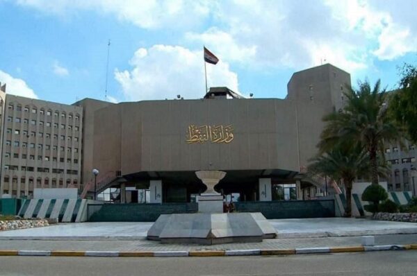وزارة النفط العراقية تتواصل مع إيران للسماح بمرور بعض الناقلات عبر هرمز