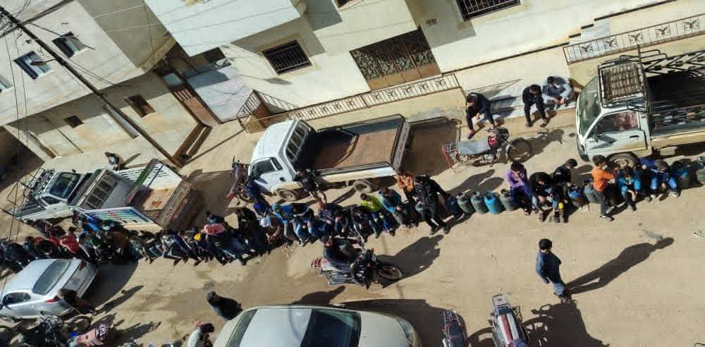 أزمة الغاز تخنق سكان مخيم اليرموك في دمشق بين فوضى التوزيع وعودة السوق السوداء