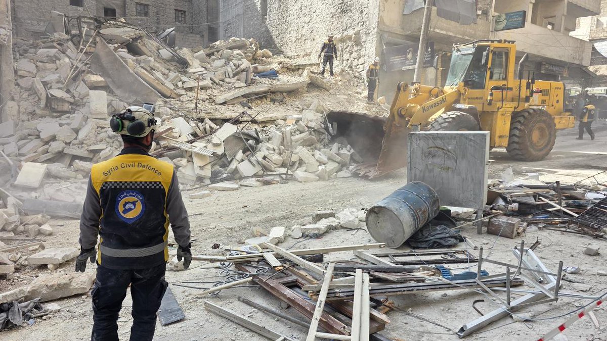 انهيار مبنيين سكنيين بحي الأشرفية في حلب ووجود عالقين تحت الأنقاض