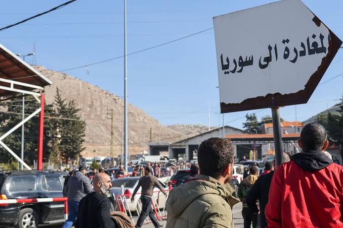 سوريون في رحلة نزوح جديدة.. آلاف الهاربين من الحرب عند الحدود السورية اللبنانية